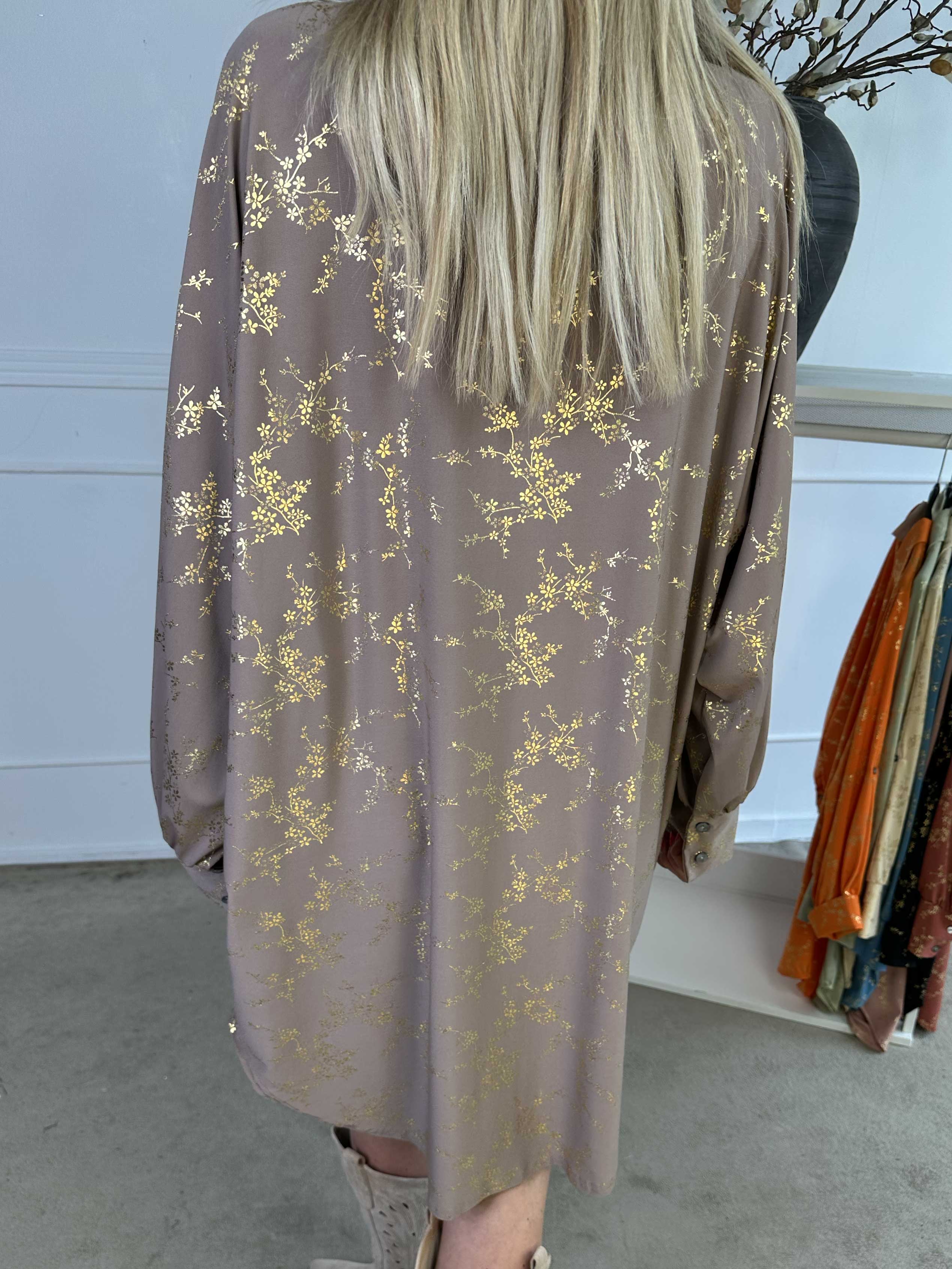 Mia Gold - Elastisk skjortekjole med gulddetaljer